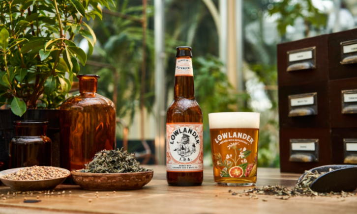 Lowlander IPA flesje en glas op tafel met ingredienten